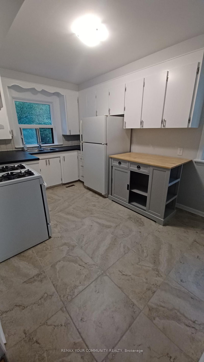 72 Lloyd Manor Rd, Toronto, M9B 5J3 | Image 3