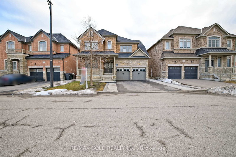 10 Dopp Cres, Brampton, L6P 4C8 | Image 2