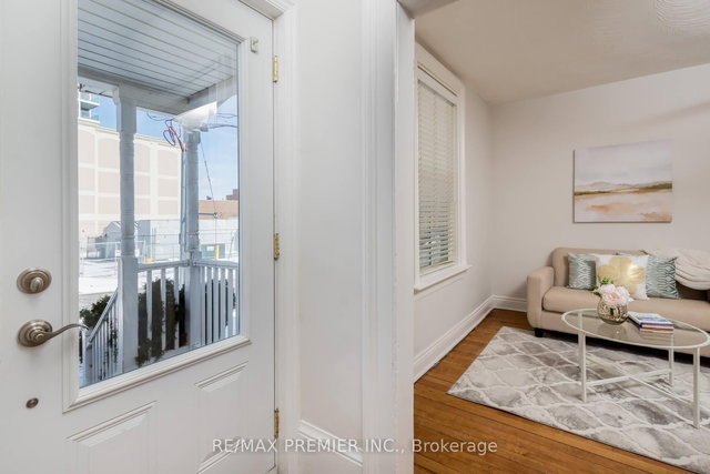 15 Elizabeth Street N