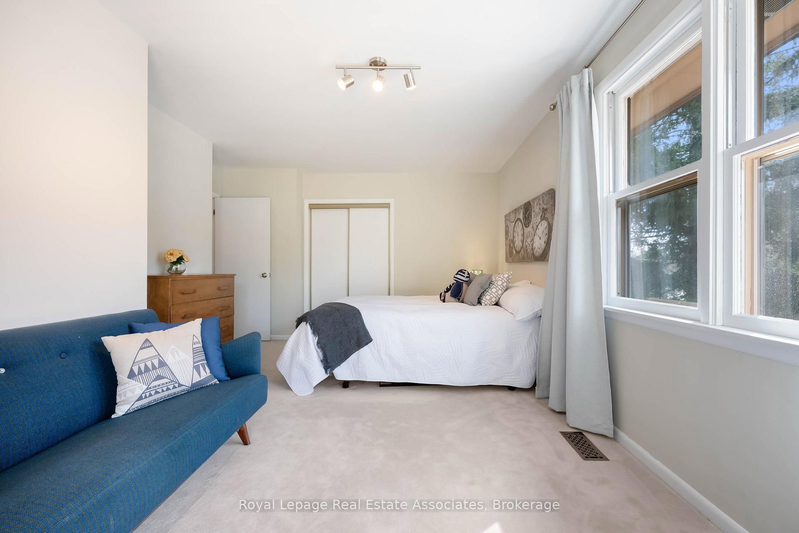 Detached House for sale at 8 Ann Street, Halton Hills, Ontario, L7G 2V2 - Georgetown - MLS: W12871886