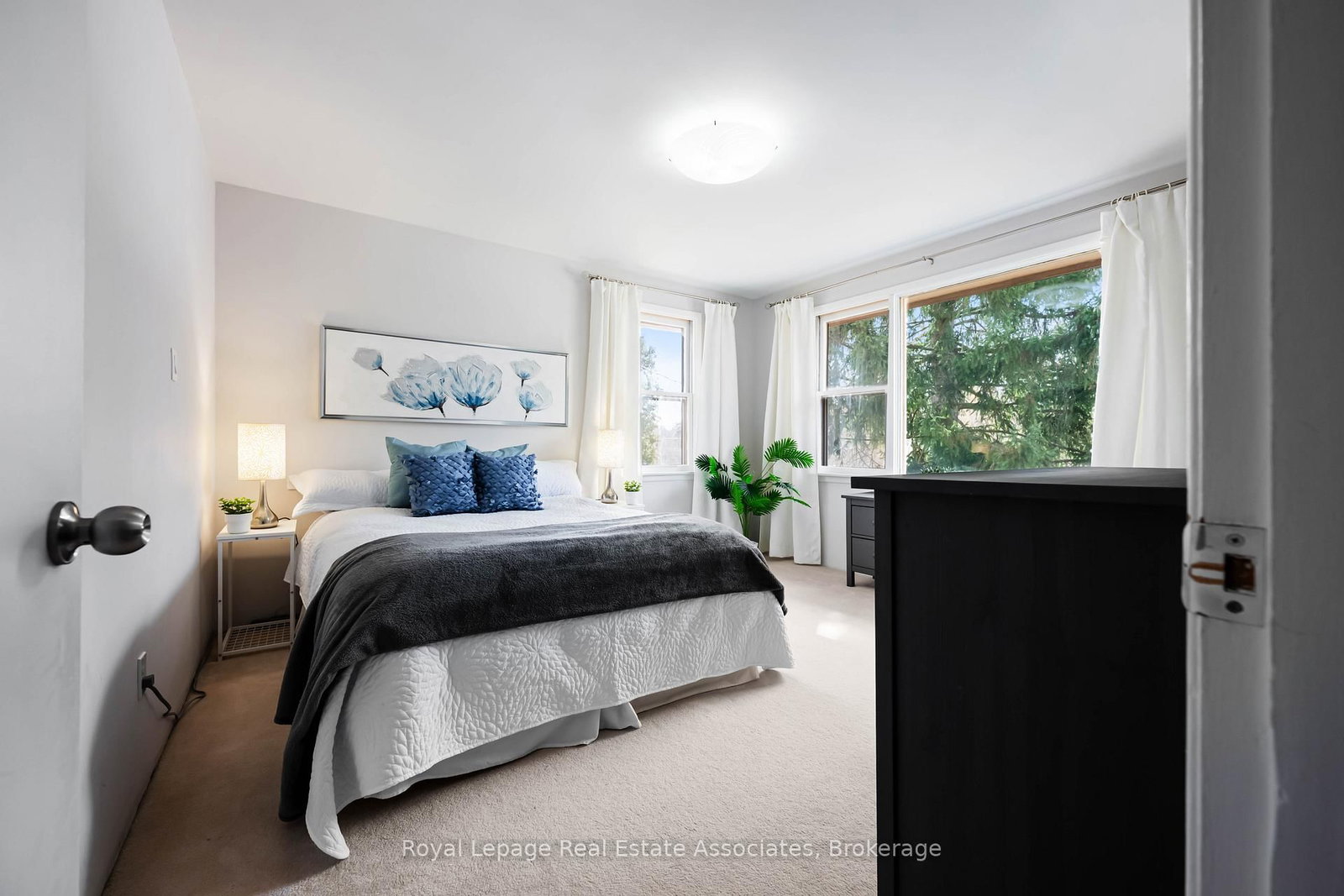 Detached House for sale at 8 Ann Street, Halton Hills, Ontario, L7G 2V2 - Georgetown - MLS: W12871886