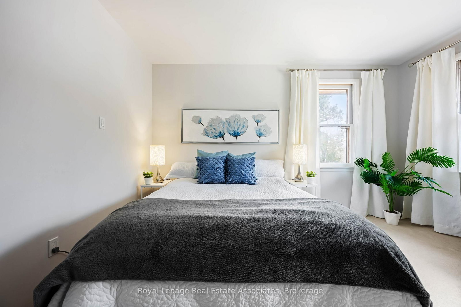 Detached House for sale at 8 Ann Street, Halton Hills, Ontario, L7G 2V2 - Georgetown - MLS: W12871886