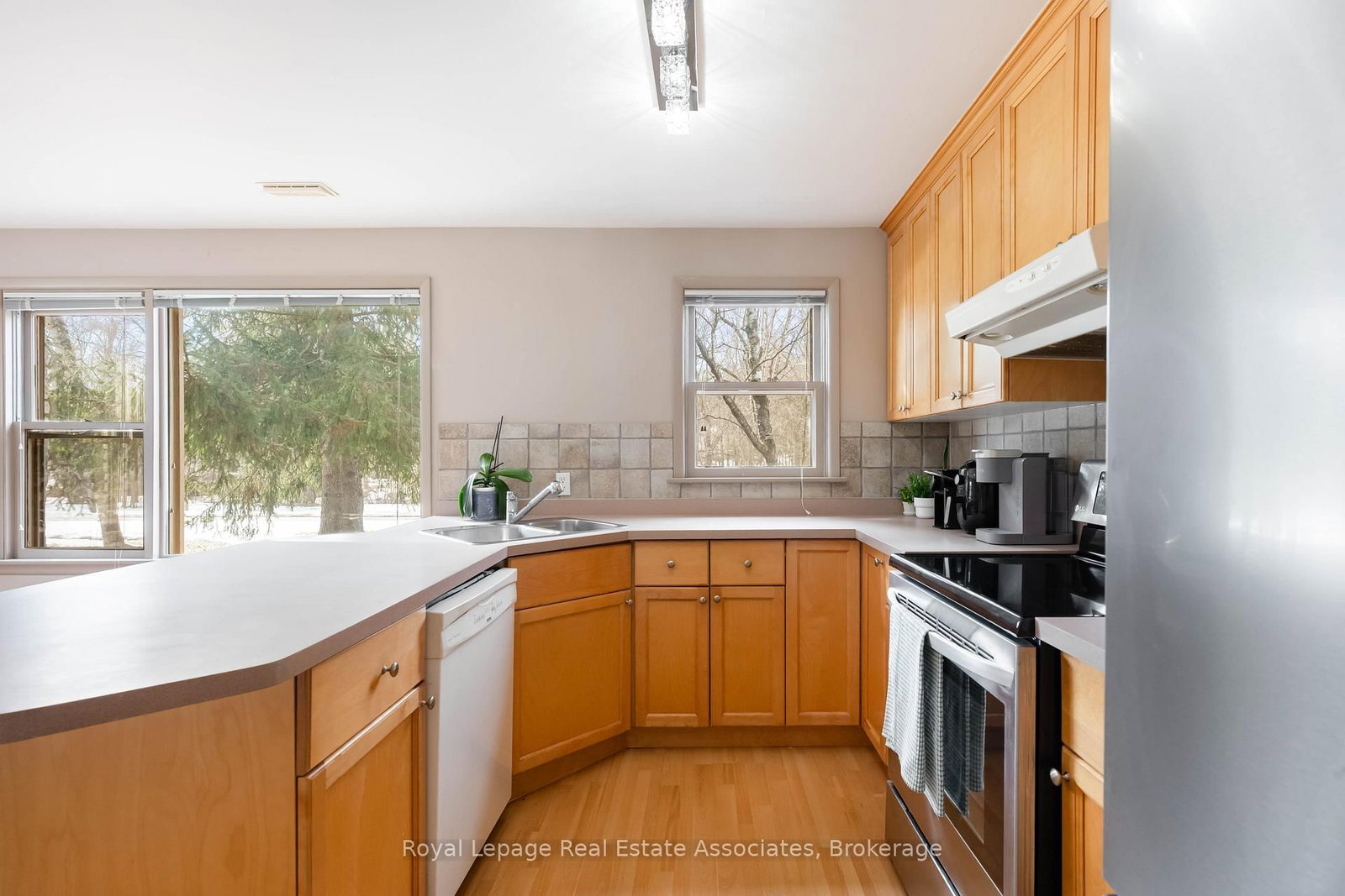 Detached House for sale at 8 Ann Street, Halton Hills, Ontario, L7G 2V2 - Georgetown - MLS: W12871886