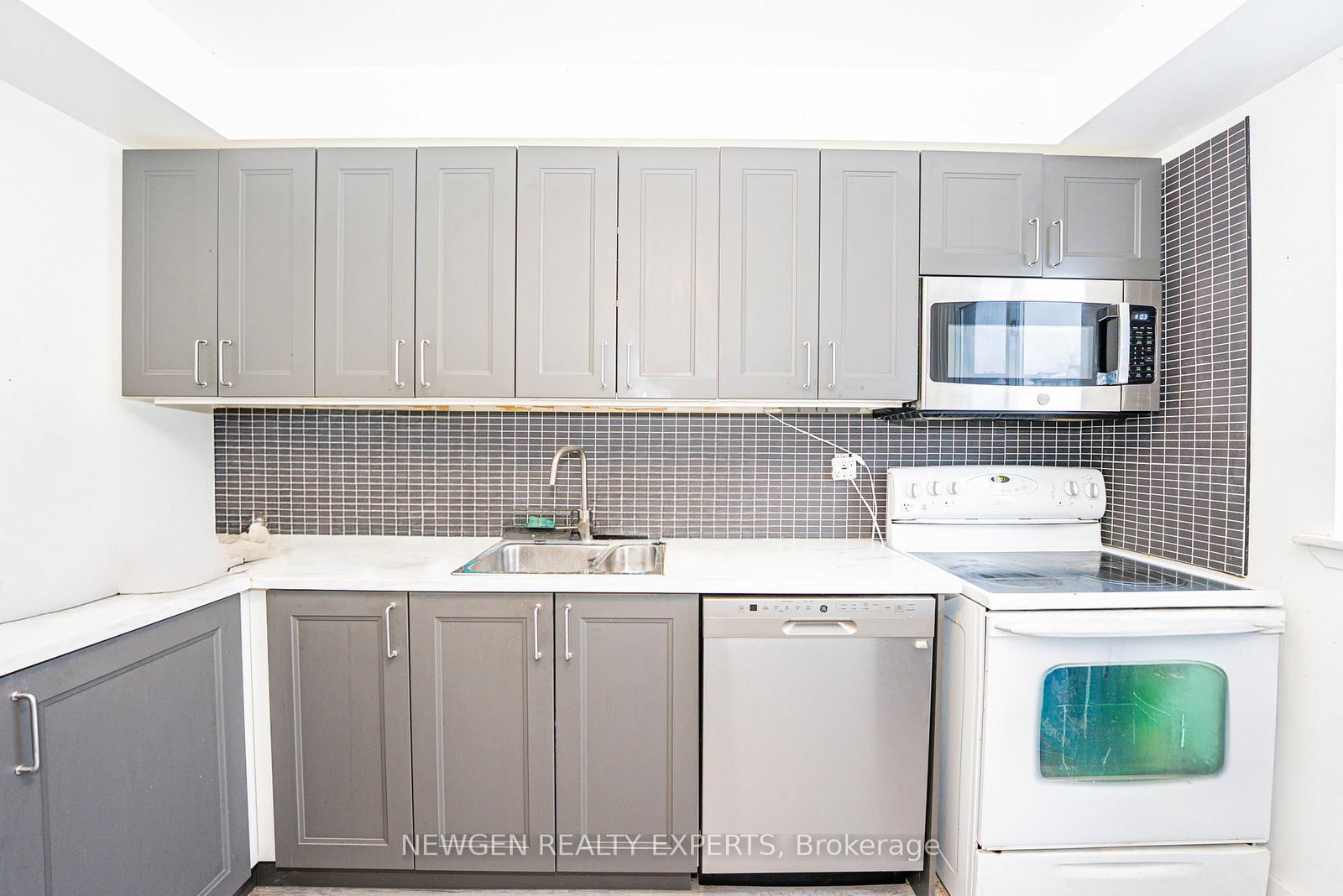 Townhouse sold at 87 Moregate Crescent, Brampton, Ontario, L6S 3K9 - Central Park - MLS: W12872678