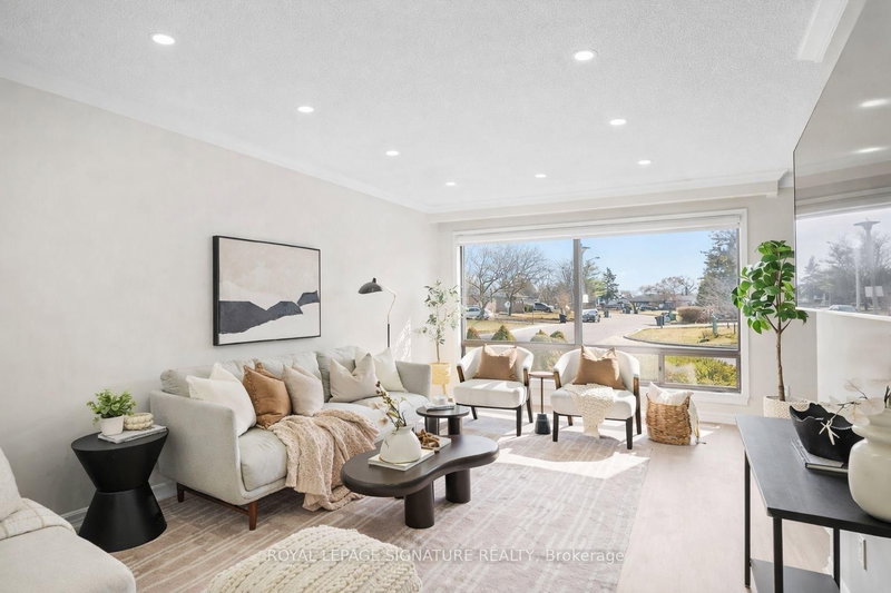 216 Folkstone Cres, Brampton, L6T 3N6 | Image 3