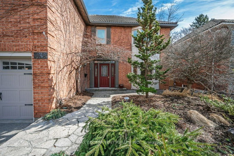 333 Claremont Cres, Oakville, L6J 6J9 | Image 2
