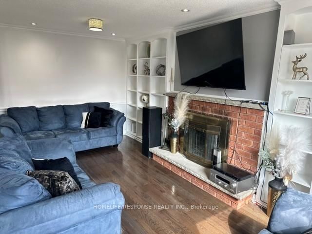 Detached House for sale at 16 Cochrane Avenue, Brampton, Ontario, L6Z 4J4 - Heart Lake East - MLS: W12873446