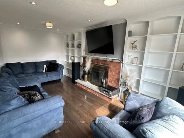 Detached House for sale at 16 Cochrane Avenue, Brampton, Ontario, L6Z 4J4 - Heart Lake East - MLS: W12873446