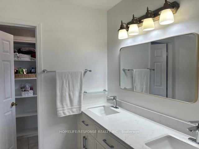 Detached House for sale at 16 Cochrane Avenue, Brampton, Ontario, L6Z 4J4 - Heart Lake East - MLS: W12873446