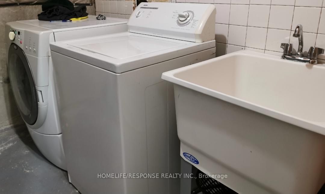 Detached House for sale at 16 Cochrane Avenue, Brampton, Ontario, L6Z 4J4 - Heart Lake East - MLS: W12873446