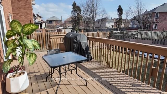 Detached House for sale at 16 Cochrane Avenue, Brampton, Ontario, L6Z 4J4 - Heart Lake East - MLS: W12873446