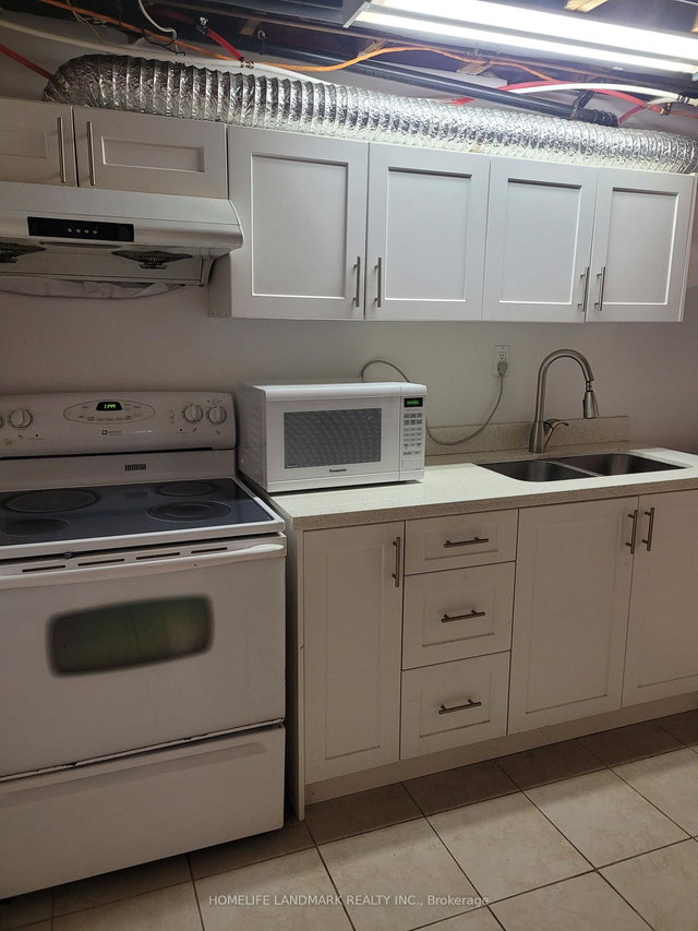 Lower - 3249 Oakglade Crescent