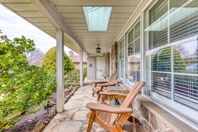 39 Beaver Bend Cres, Toronto, M9B 5R2 | Image 2