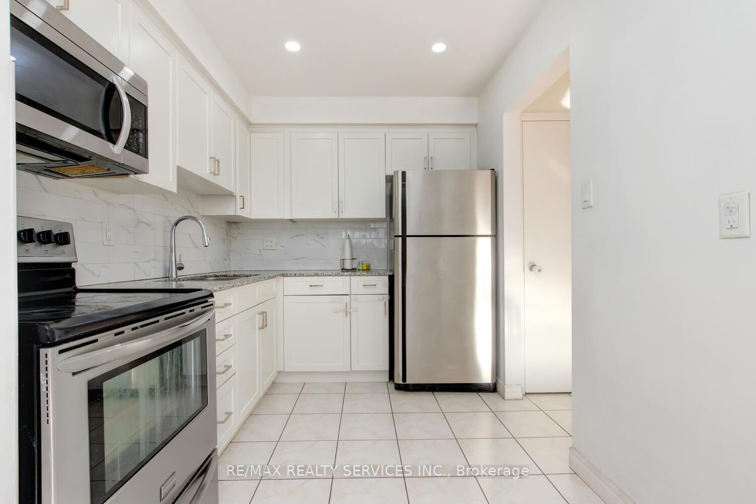 Townhouse for sale at 49-44 Franklin Court, Brampton, Ontario, L6T 3Z1 - Bramalea West Industrial - MLS: W12874408