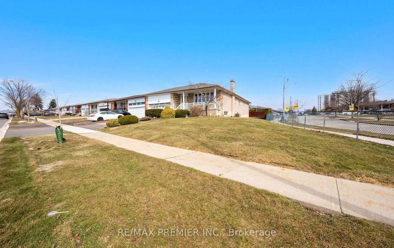 3 Mayberry Rd, Toronto, M3N 2A5 | Image 2