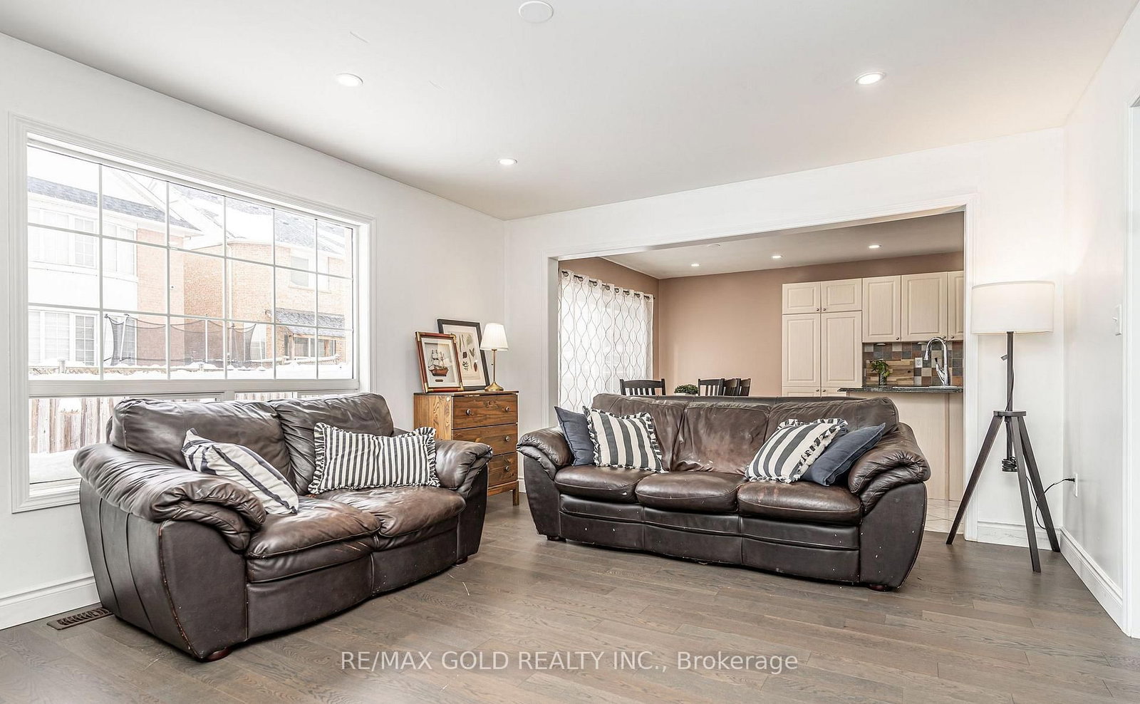 Detached House for sale at 2 Zimmer Street, Brampton, Ontario, L6S 6L3 - Gore Industrial North - MLS: W12875276