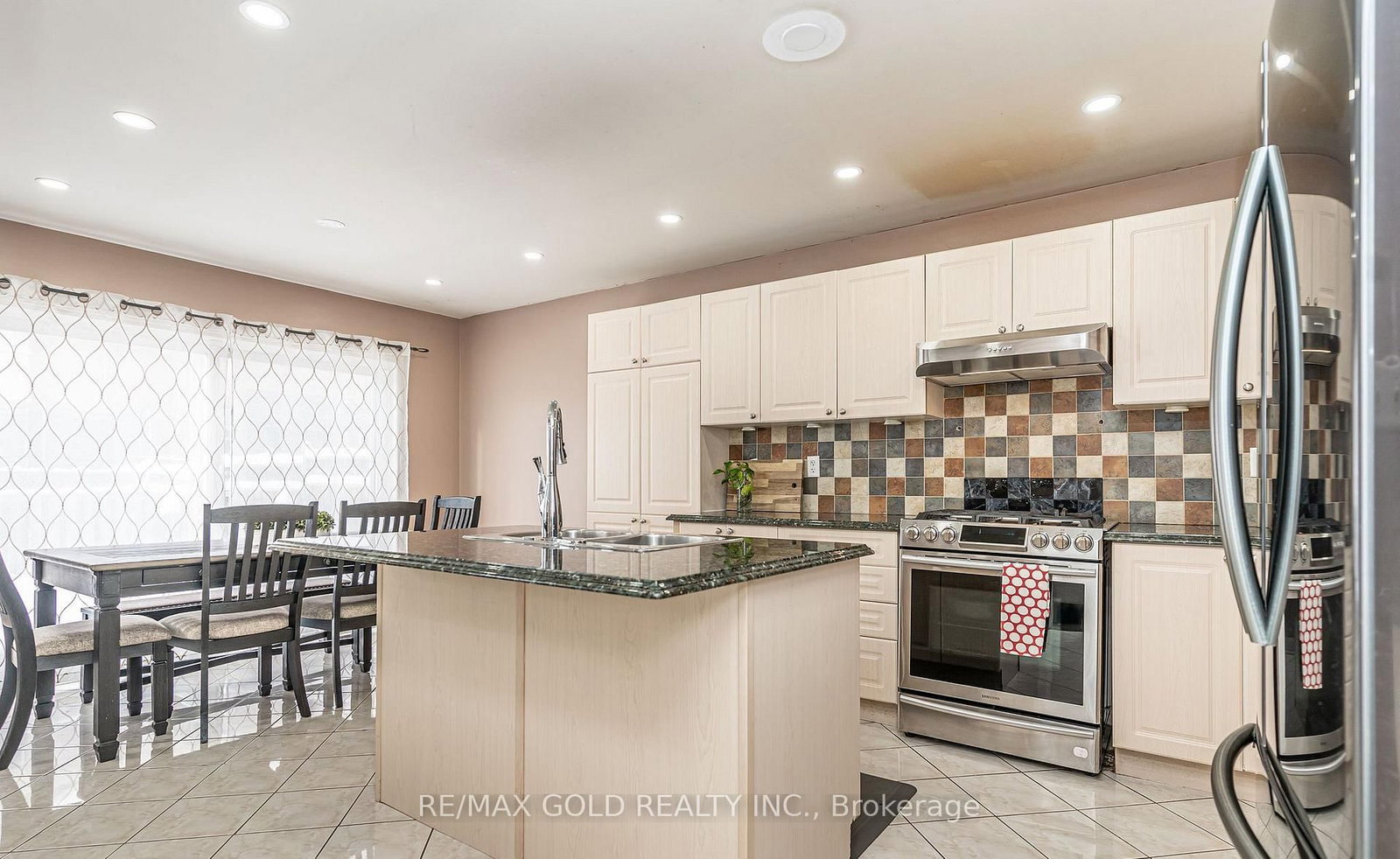 Detached House for sale at 2 Zimmer Street, Brampton, Ontario, L6S 6L3 - Gore Industrial North - MLS: W12875276