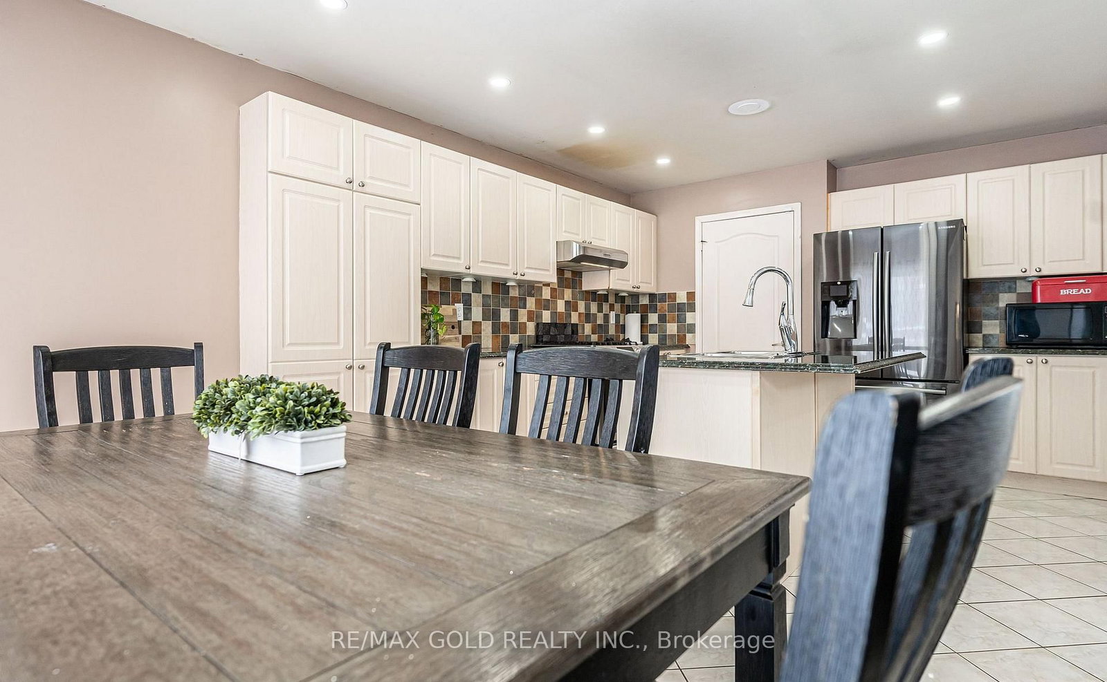 Detached House for sale at 2 Zimmer Street, Brampton, Ontario, L6S 6L3 - Gore Industrial North - MLS: W12875276