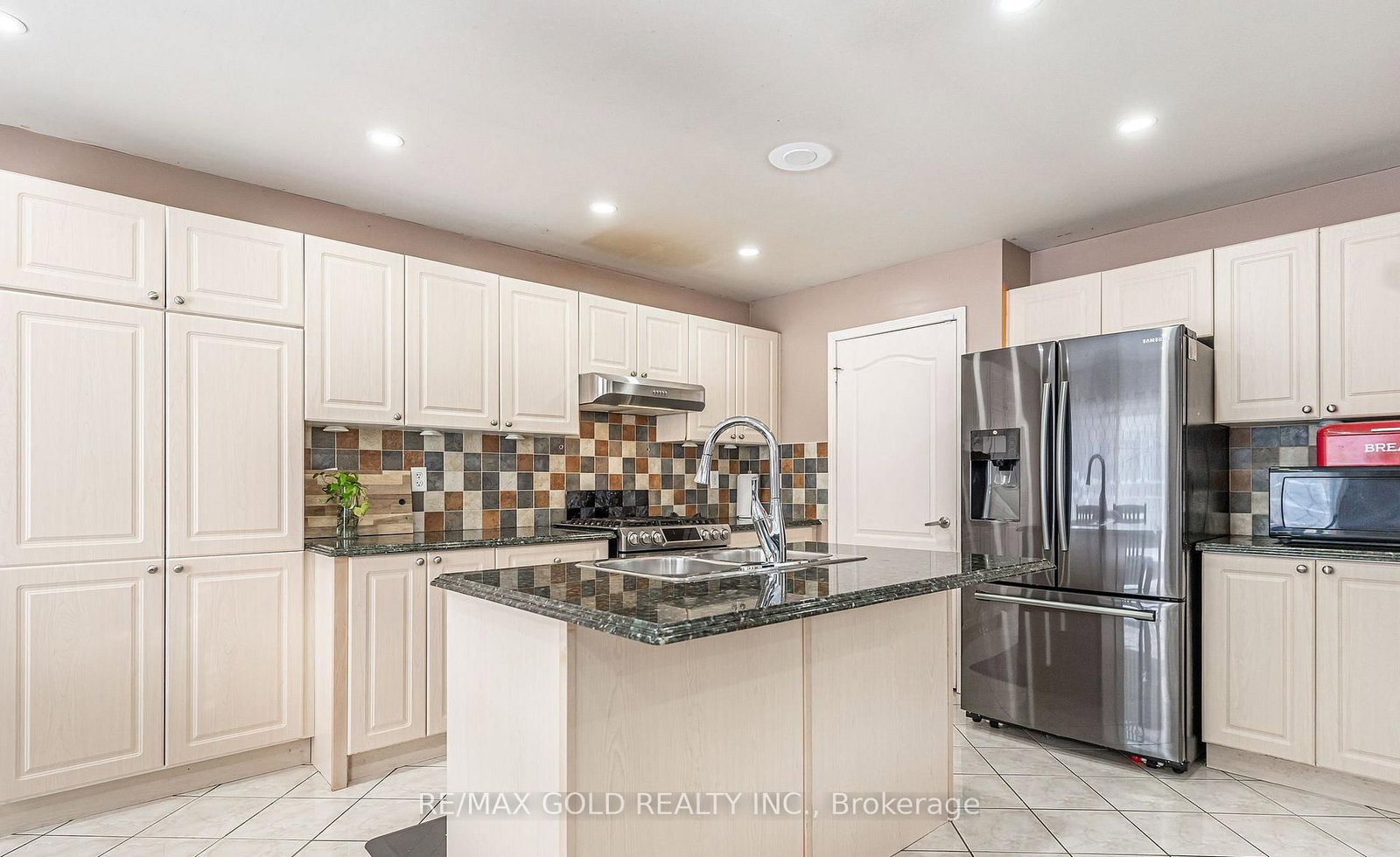 Detached House for sale at 2 Zimmer Street, Brampton, Ontario, L6S 6L3 - Gore Industrial North - MLS: W12875276