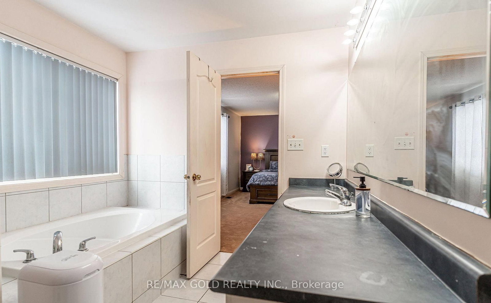 Detached House for sale at 2 Zimmer Street, Brampton, Ontario, L6S 6L3 - Gore Industrial North - MLS: W12875276