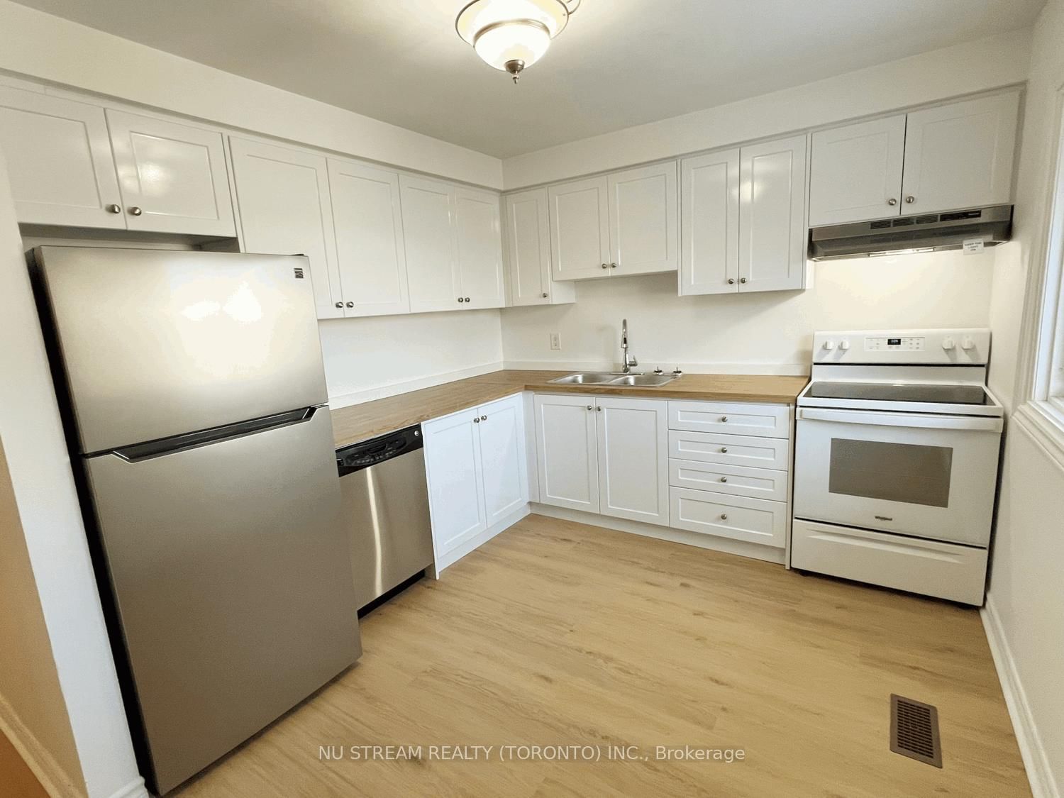 Townhouse for sale at 16-16 Ashton Crescent, Brampton, Ontario, L6S 3J9 - Central Park - MLS: W12875670