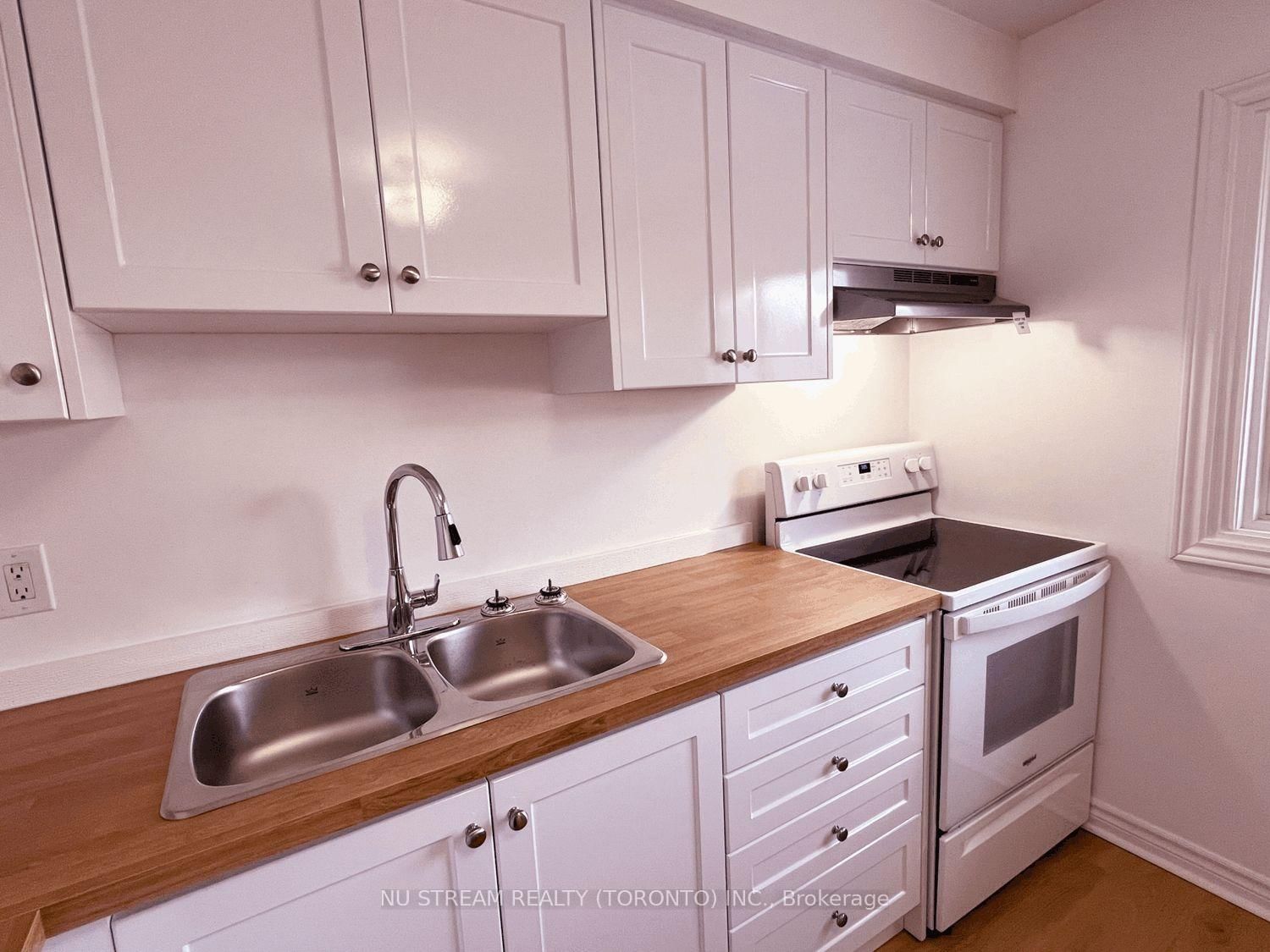 Townhouse for sale at 16-16 Ashton Crescent, Brampton, Ontario, L6S 3J9 - Central Park - MLS: W12875670