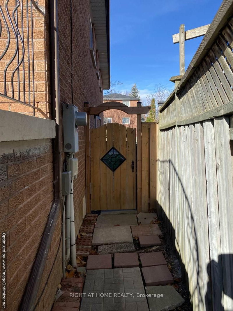 Lower - 571 Roselaire Tr, Mississauga, L5R 2Z9 | Image 2