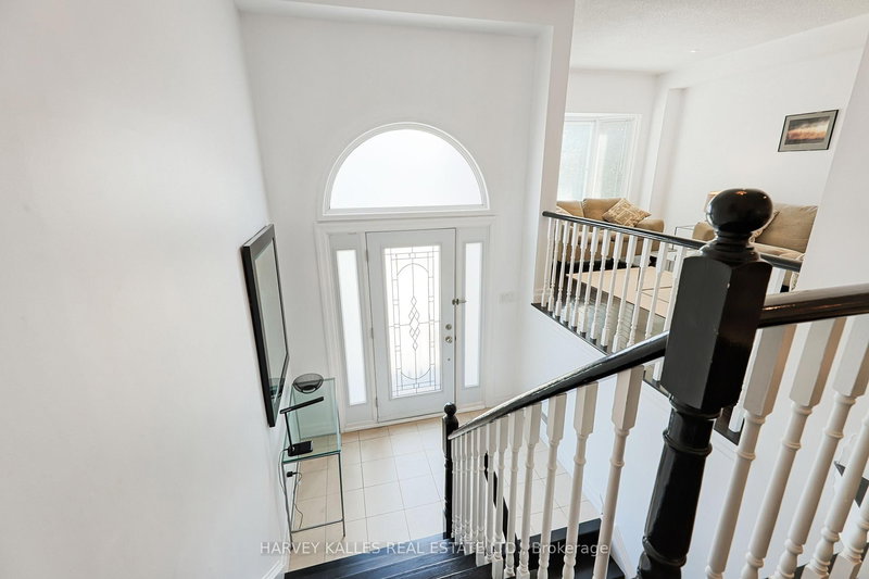 1050 Lindsay Dr, Oakville, L6M 3B5 | Image 2