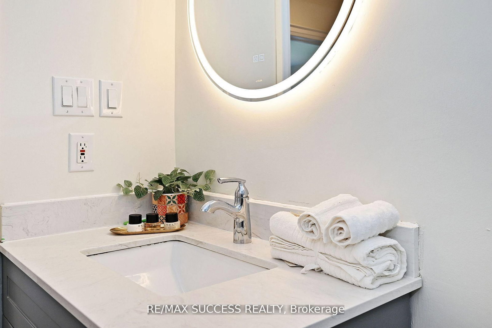 Detached House for sale at 492 Sherin Drive, Oakville, Ontario, L6L 4J8 - West - MLS: W12878136