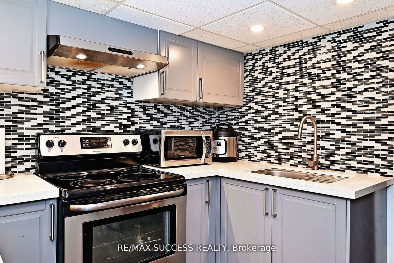 Detached House for sale at 492 Sherin Drive, Oakville, Ontario, L6L 4J8 - West - MLS: W12878136