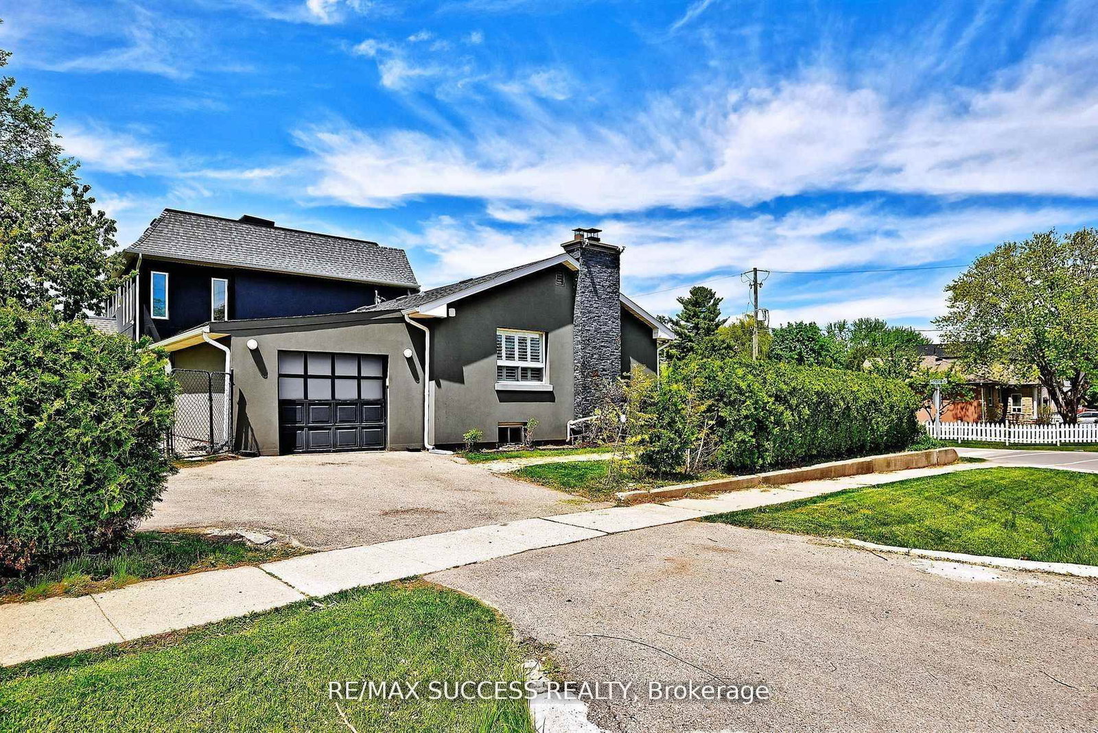 Detached House for sale at 492 Sherin Drive, Oakville, Ontario, L6L 4J8 - West - MLS: W12878136