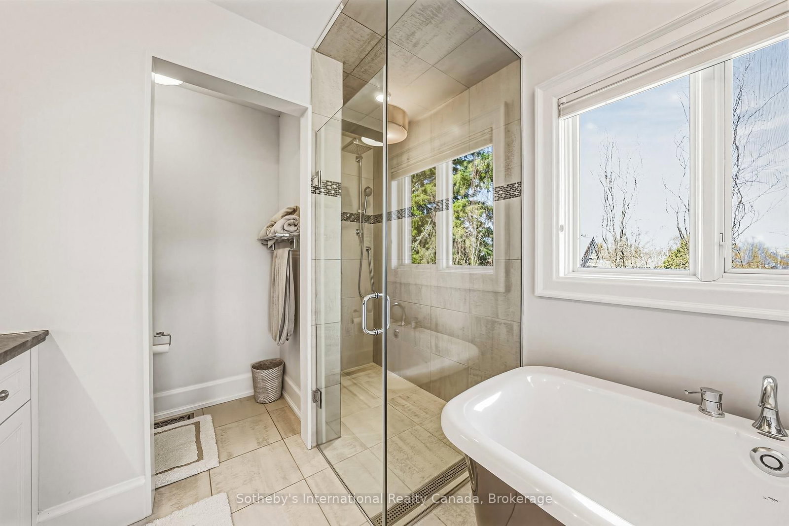 Detached House for sale at 476 Patricia Drive, Burlington, Ontario, L7T 1K2 - Bayview - MLS: W12879324