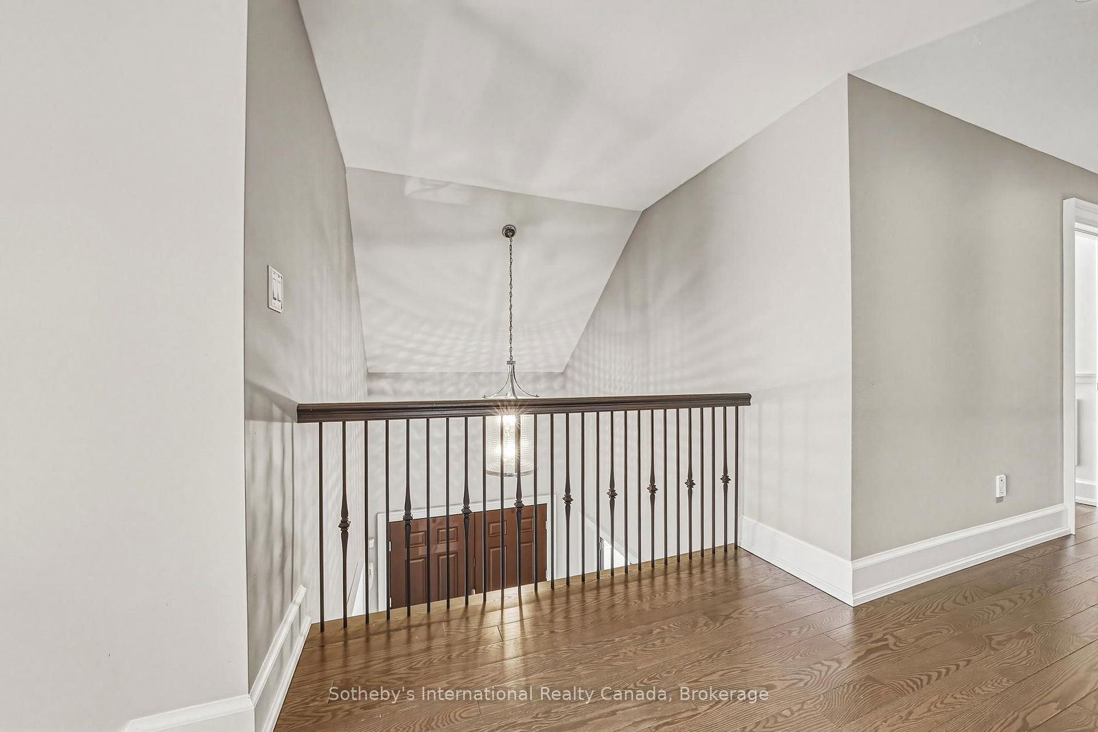 Detached House for sale at 476 Patricia Drive, Burlington, Ontario, L7T 1K2 - Bayview - MLS: W12879324