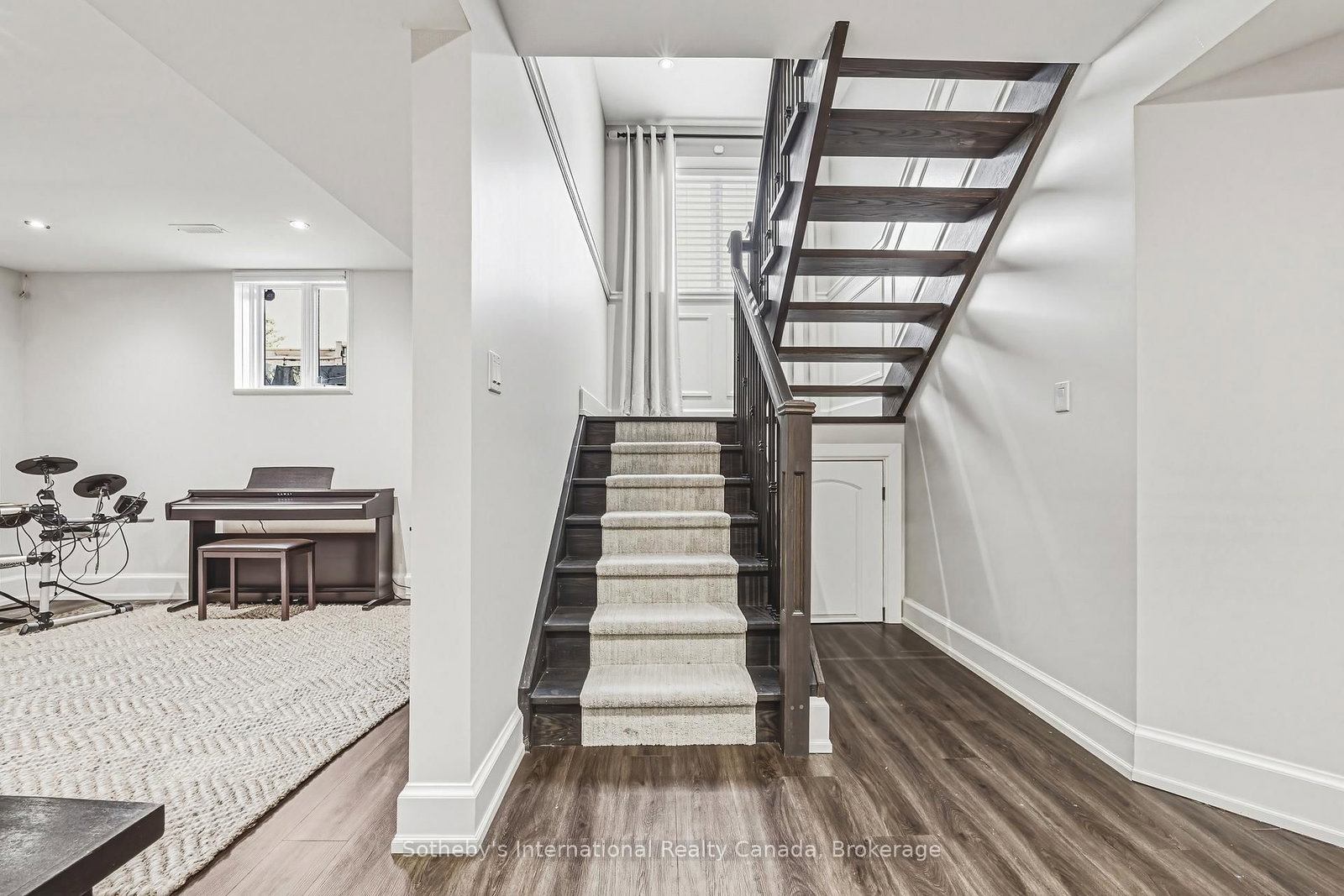 Detached House for sale at 476 Patricia Drive, Burlington, Ontario, L7T 1K2 - Bayview - MLS: W12879324