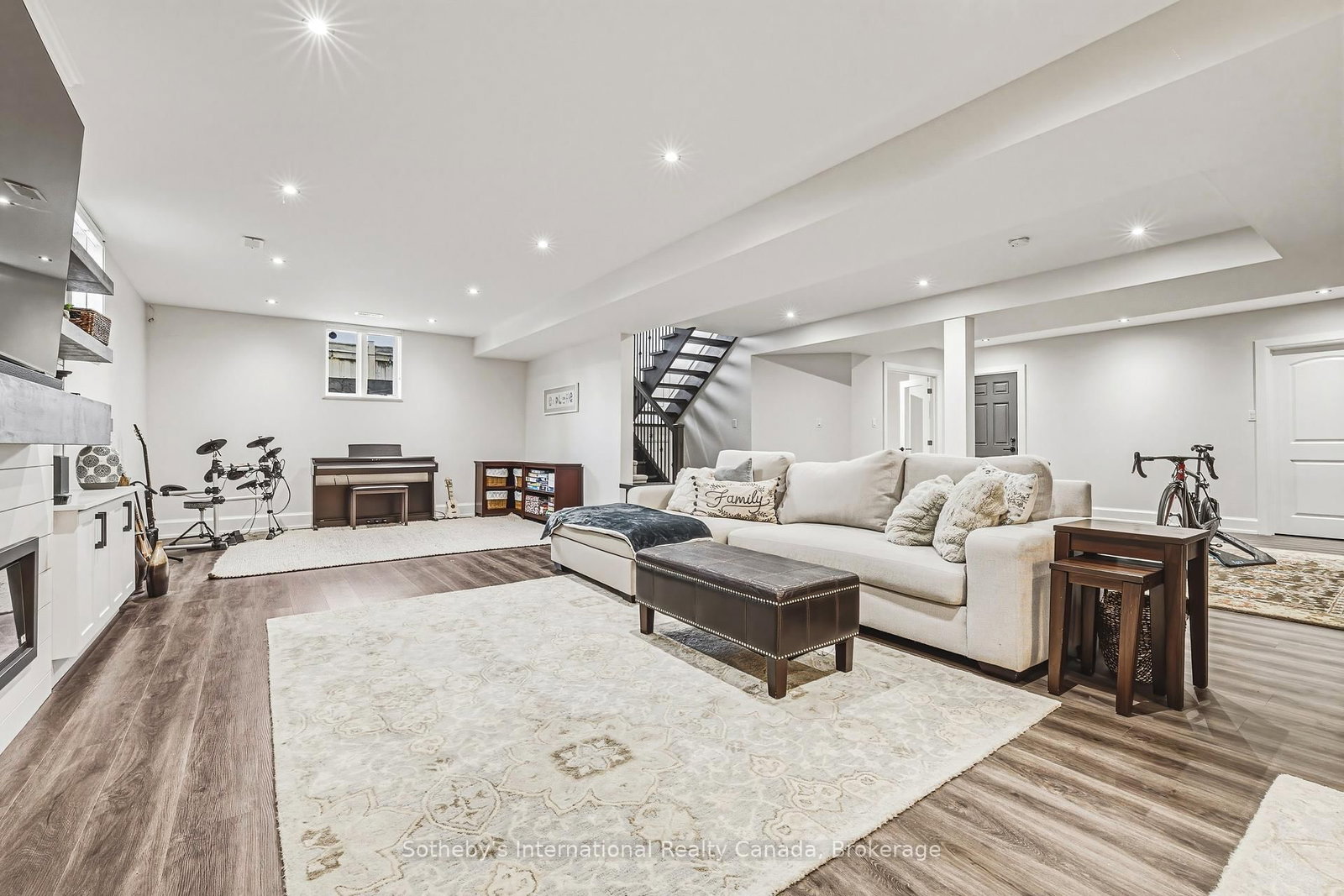 Detached House for sale at 476 Patricia Drive, Burlington, Ontario, L7T 1K2 - Bayview - MLS: W12879324