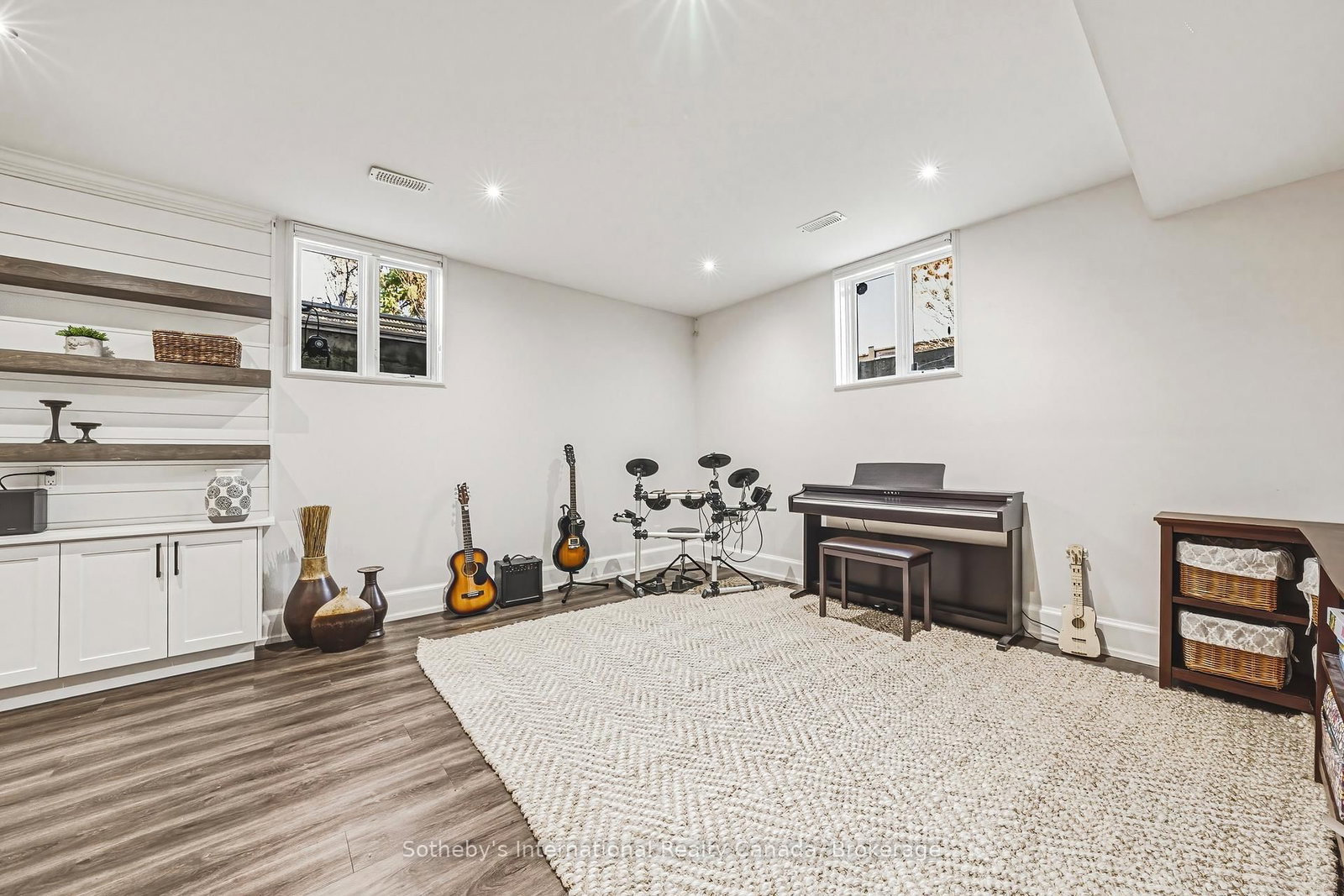 Detached House for sale at 476 Patricia Drive, Burlington, Ontario, L7T 1K2 - Bayview - MLS: W12879324