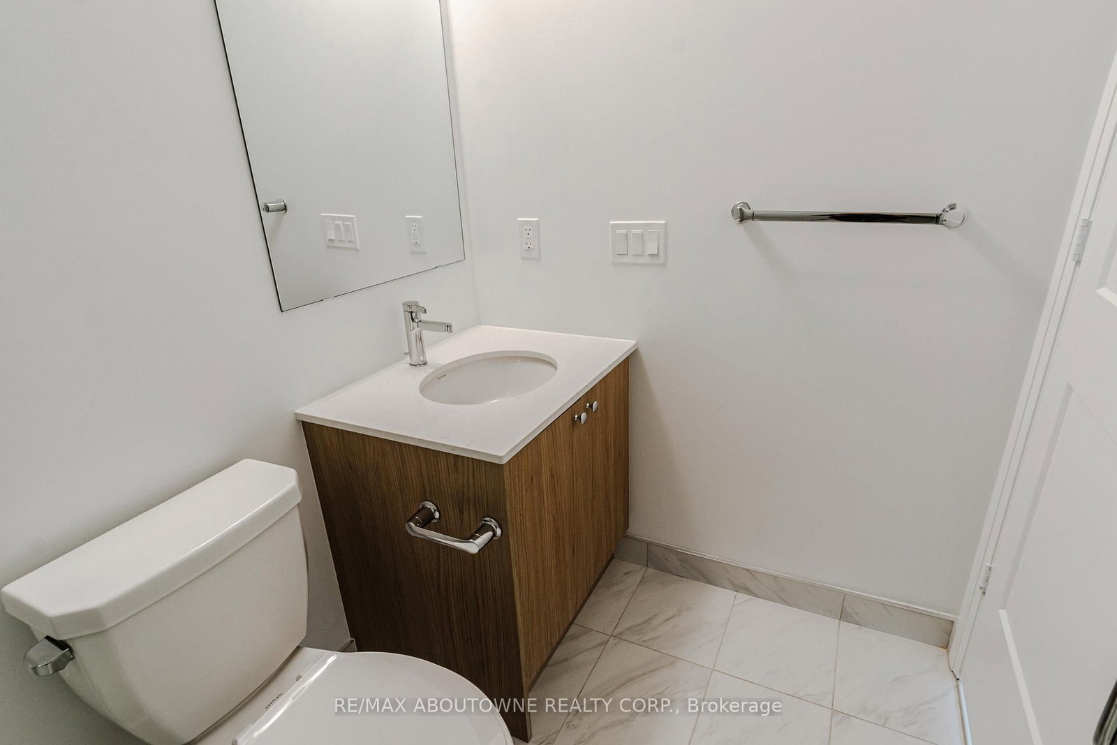 Condo for lease at 814-50 George Butchart Drive, Toronto, Ontario, M3K 0C9 - Downsview-Roding-CFB - MLS: W12879518