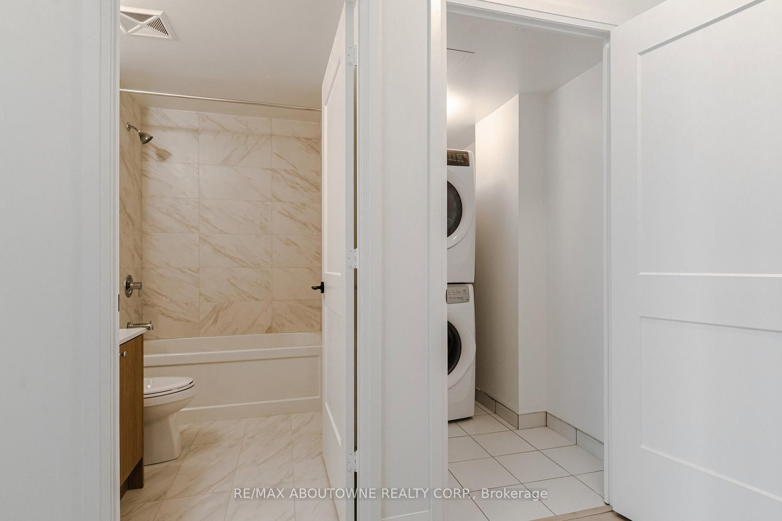 Condo for lease at 814-50 George Butchart Drive, Toronto, Ontario, M3K 0C9 - Downsview-Roding-CFB - MLS: W12879518