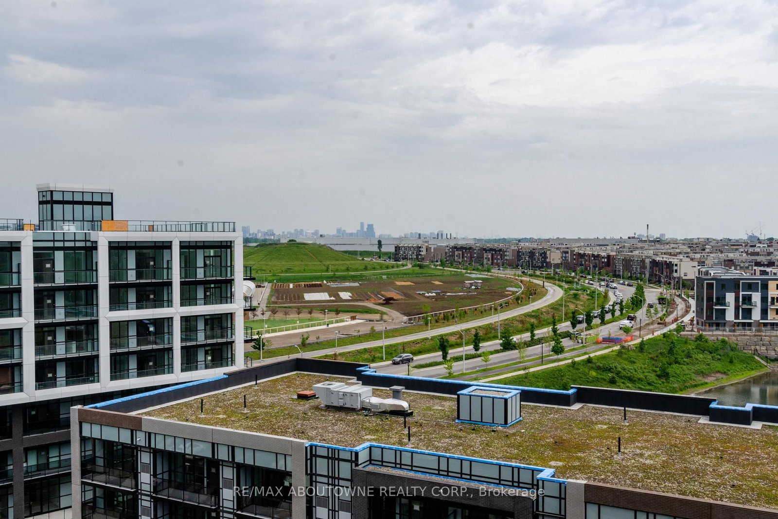 Condo for lease at 814-50 George Butchart Drive, Toronto, Ontario, M3K 0C9 - Downsview-Roding-CFB - MLS: W12879518