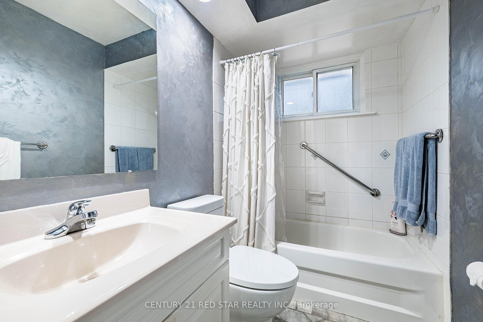 Detached House for sale at 25 Devonshire Drive, Brampton, Ontario, L6T 3G5 - Southgate - MLS: W12879824