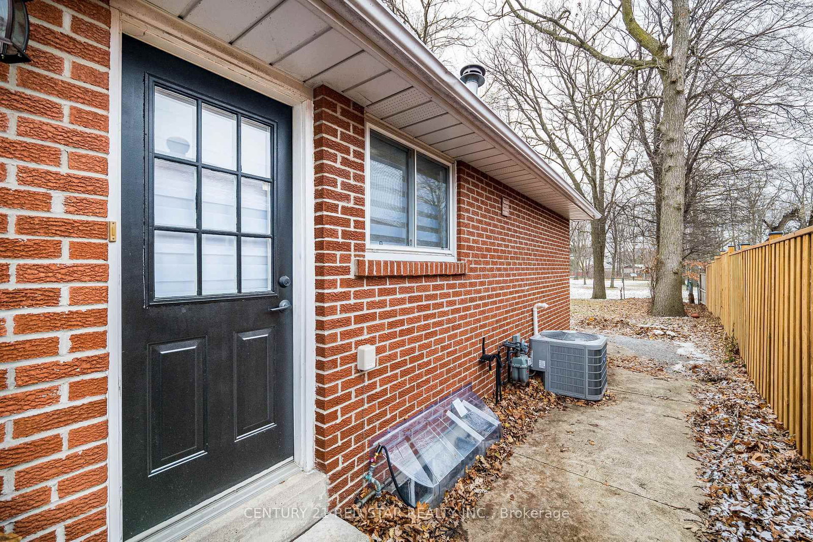 Detached House for sale at 25 Devonshire Drive, Brampton, Ontario, L6T 3G5 - Southgate - MLS: W12879824