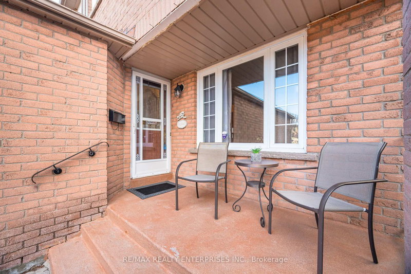 54 Niagara Pl, Brampton, L6S 4Y8 | Image 2