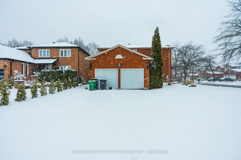 36 Woodbury Crt, Brampton, L6Y 4K5 | Image 2