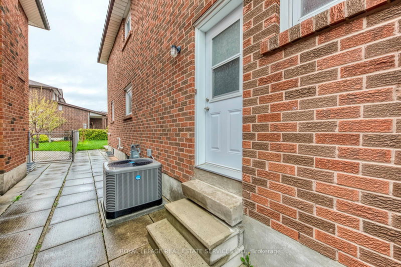 Room - 3158 Nawbrook Rd, Mississauga, L4X 2V5 | Image 2