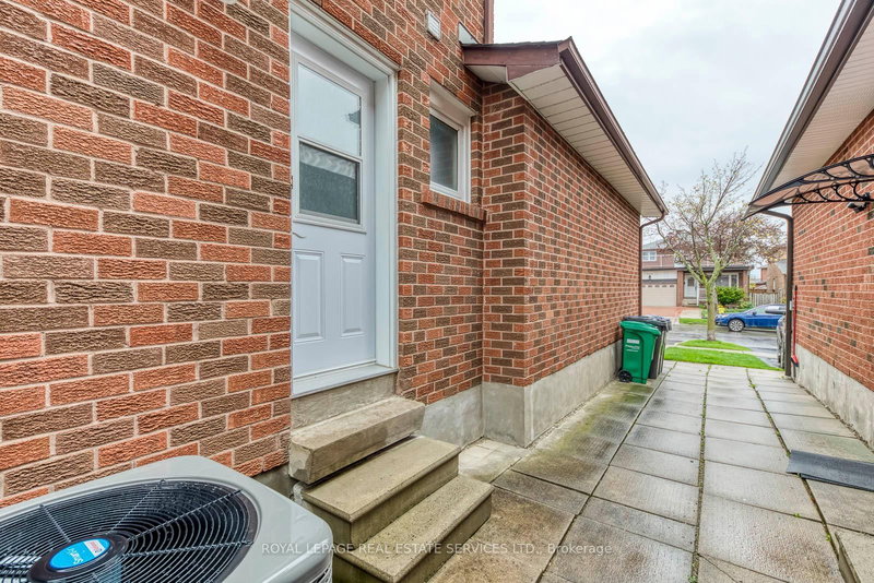 Room - 3158 Nawbrook Rd, Mississauga, L4X 2V5 | Image 3