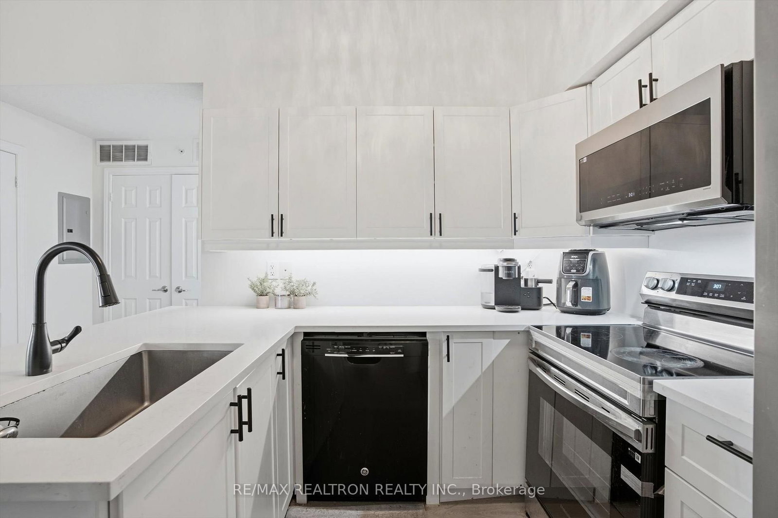 Condo for sale at 408-1390 Main Street, Milton, Ontario, L9T 7S9 - Dempsey - MLS: W12881814