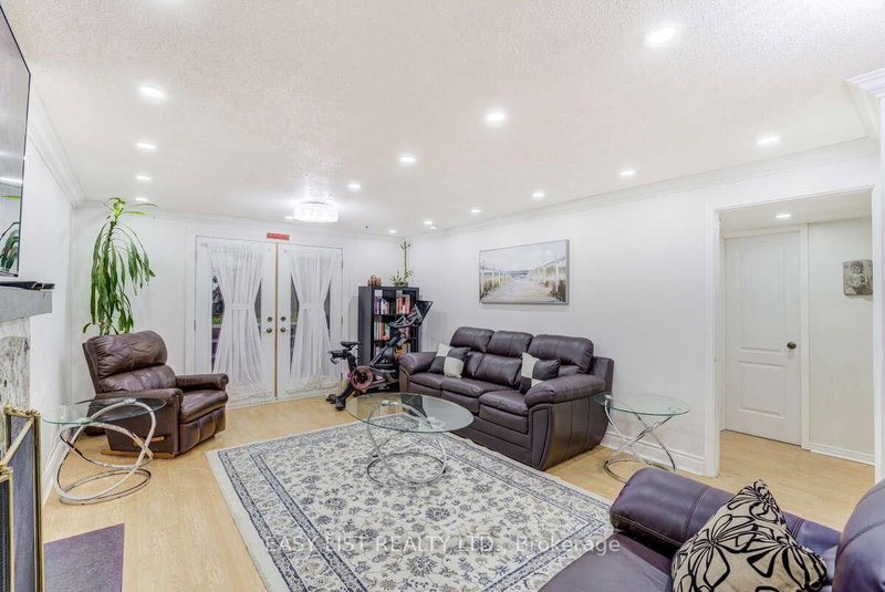 946 McBride Ave, Mississauga, L5C 1L6 | Image 3