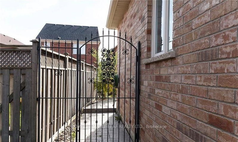 694 Gypsy Fly Cres, Mississauga, L5W 1H5 | Image 3
