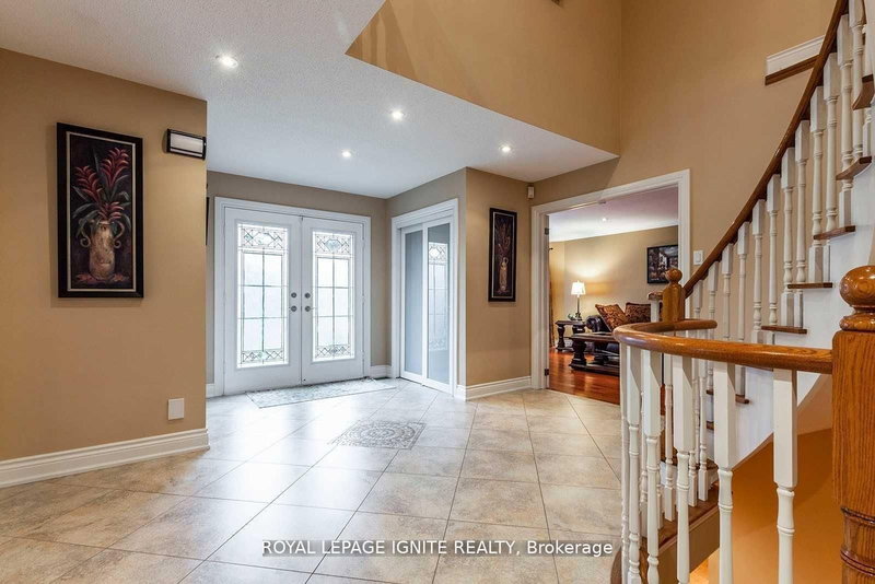 Main & Second - 16 Chalmers Crt, Brampton, L6Z 3G9 | Image 3