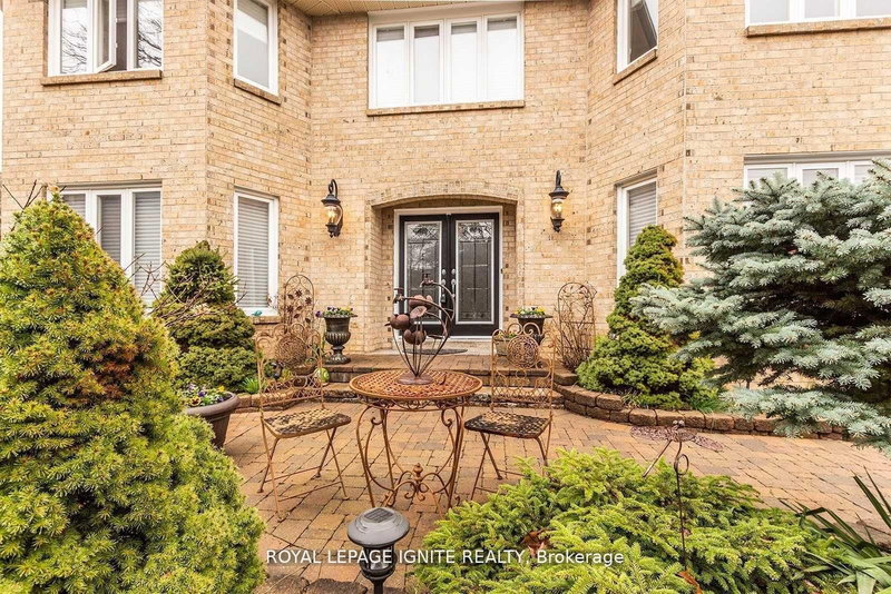 16 Chalmers Crt, Brampton, L6Z 3G9 | Image 2